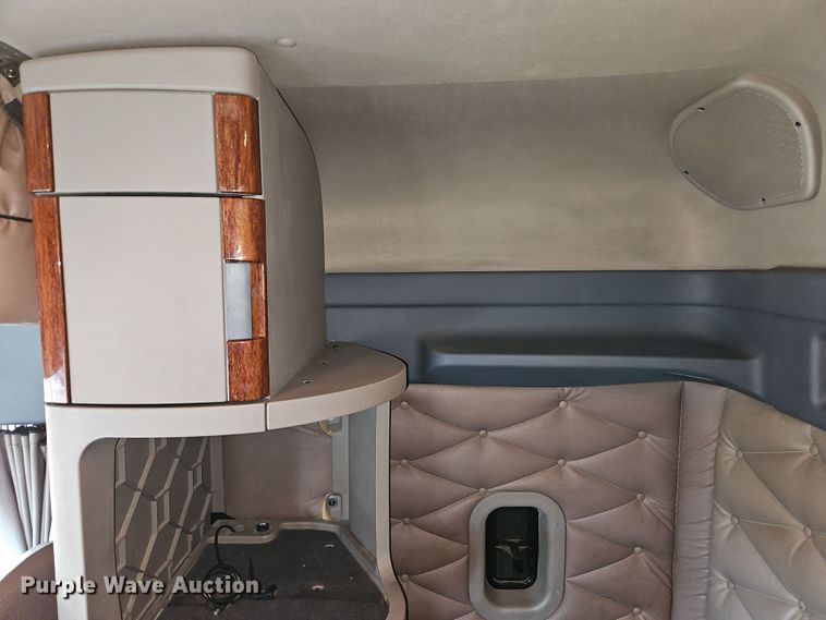 image for item DN7154 2016 Freightliner  Cascadia semi truck