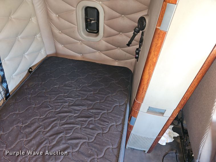 image for item DN7154 2016 Freightliner  Cascadia semi truck