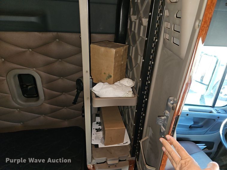 image for item DN7154 2016 Freightliner  Cascadia semi truck