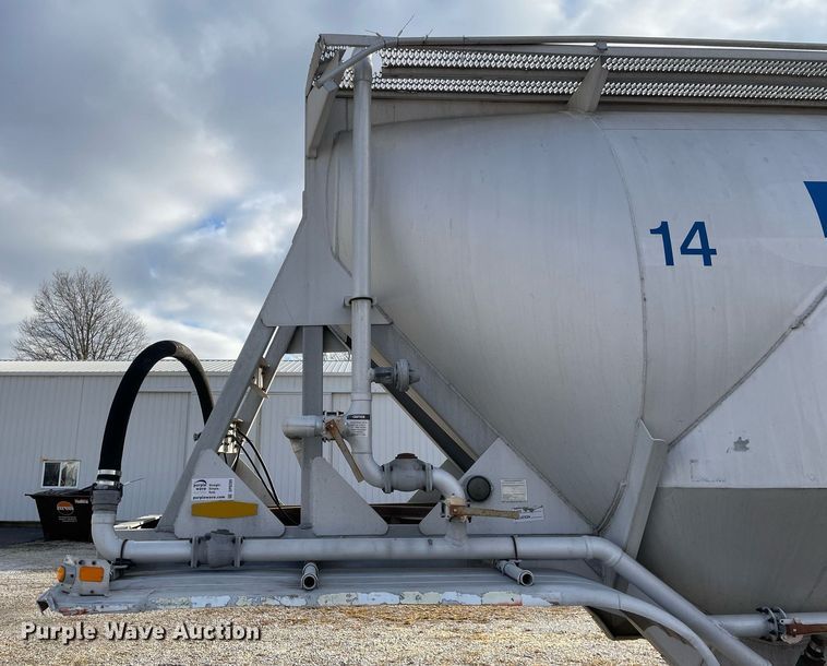 image for item DP0289 1981 J&L Tank 3478 pneumatic dry bulk trailer