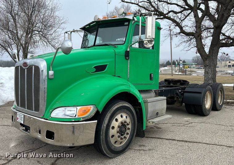 image for item DS0788 2013 Peterbilt  384 semi truck