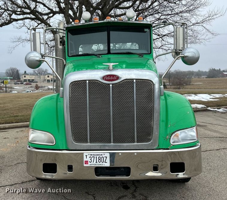 image for item DS0788 2013 Peterbilt  384 semi truck
