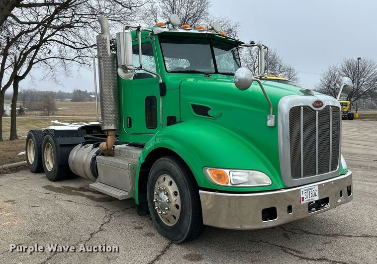 image for item DS0788 2013 Peterbilt  384 semi truck