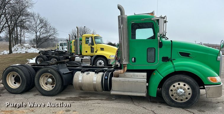 image for item DS0788 2013 Peterbilt  384 semi truck