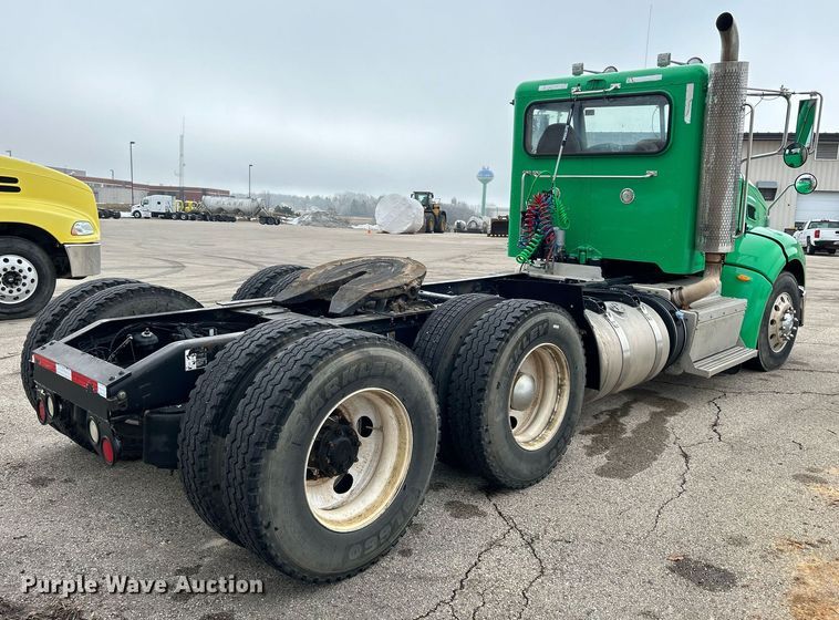 image for item DS0788 2013 Peterbilt  384 semi truck