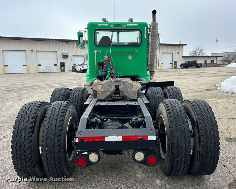 image for item DS0788 2013 Peterbilt  384 semi truck