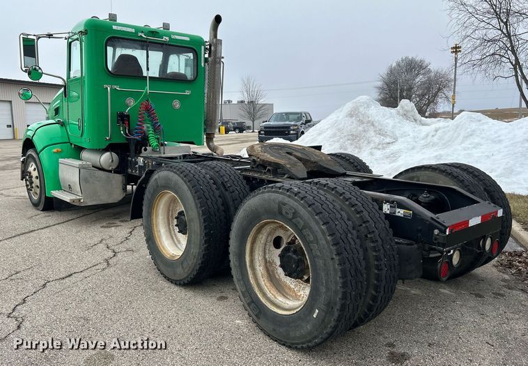 image for item DS0788 2013 Peterbilt  384 semi truck