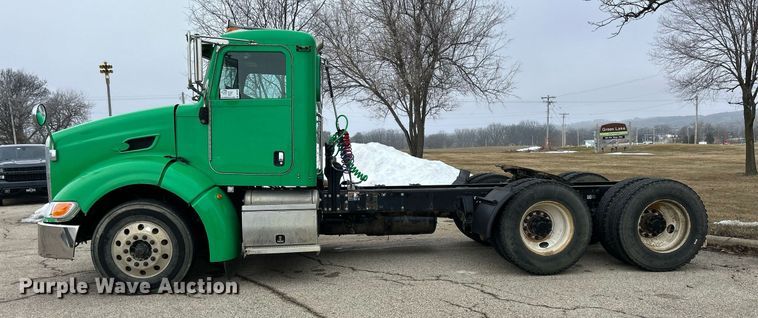 image for item DS0788 2013 Peterbilt  384 semi truck
