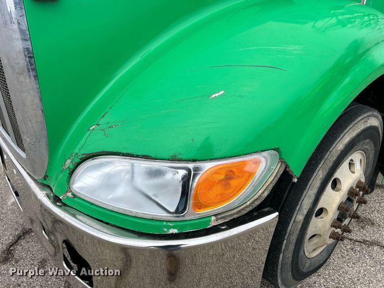 image for item DS0788 2013 Peterbilt  384 semi truck