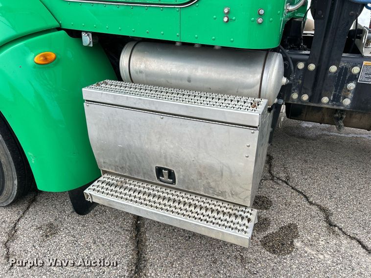 image for item DS0788 2013 Peterbilt  384 semi truck