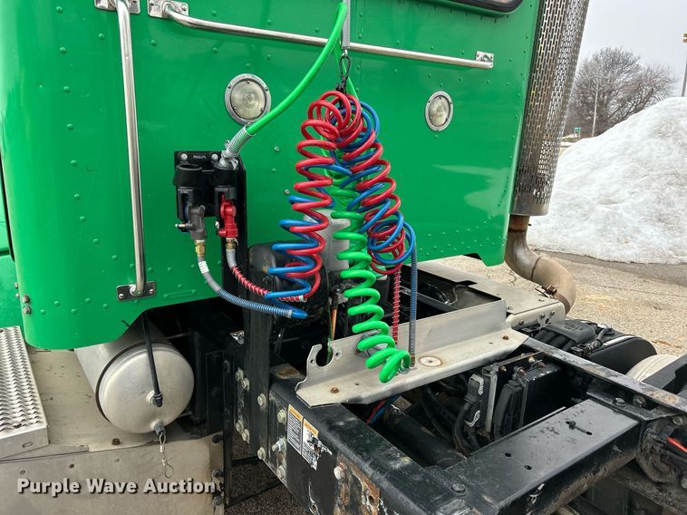 image for item DS0788 2013 Peterbilt  384 semi truck