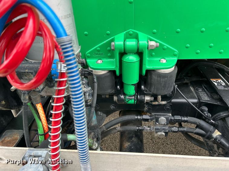 image for item DS0788 2013 Peterbilt  384 semi truck