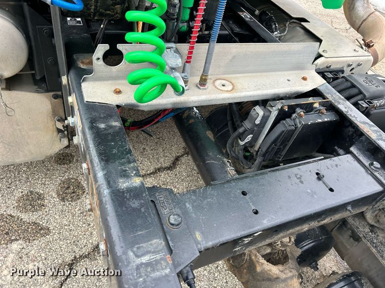 image for item DS0788 2013 Peterbilt  384 semi truck