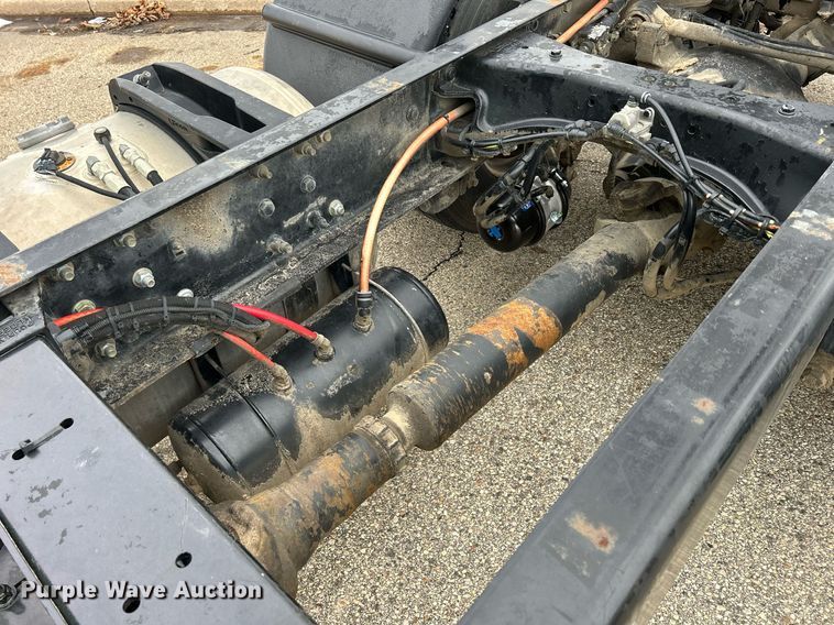 image for item DS0788 2013 Peterbilt  384 semi truck