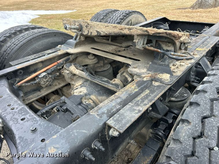 image for item DS0788 2013 Peterbilt  384 semi truck