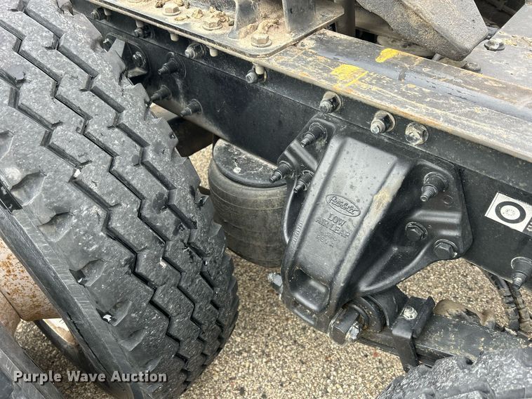 image for item DS0788 2013 Peterbilt  384 semi truck