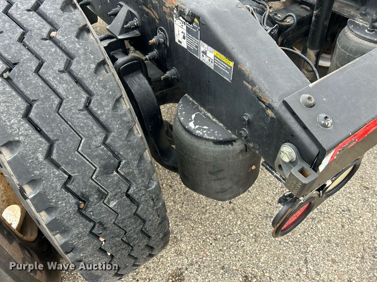 image for item DS0788 2013 Peterbilt  384 semi truck