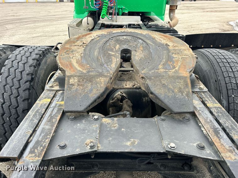 image for item DS0788 2013 Peterbilt  384 semi truck