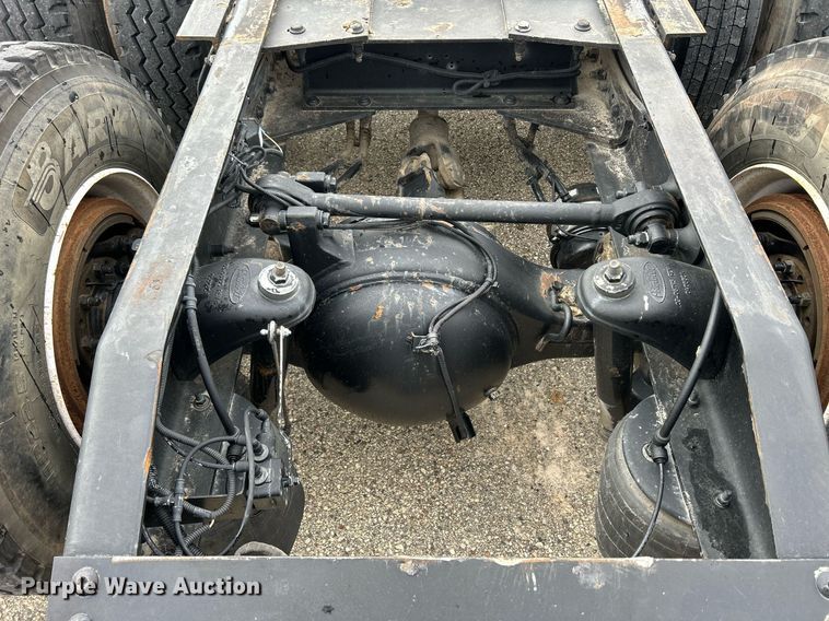 image for item DS0788 2013 Peterbilt  384 semi truck