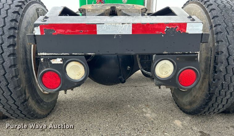 image for item DS0788 2013 Peterbilt  384 semi truck