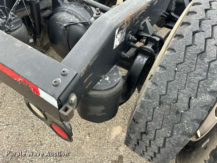 image for item DS0788 2013 Peterbilt  384 semi truck