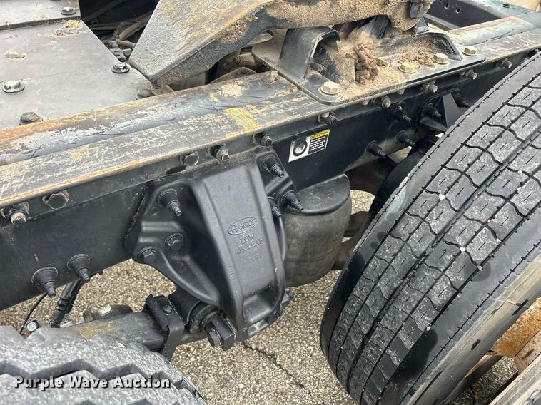 image for item DS0788 2013 Peterbilt  384 semi truck