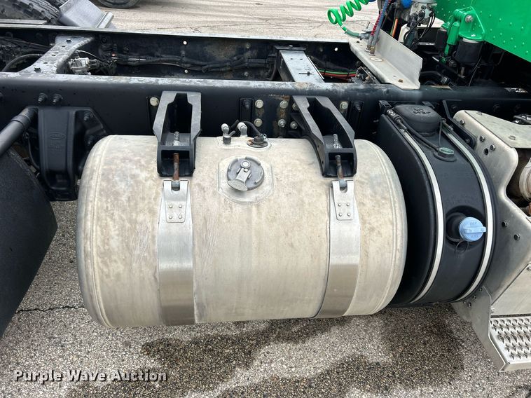 image for item DS0788 2013 Peterbilt  384 semi truck