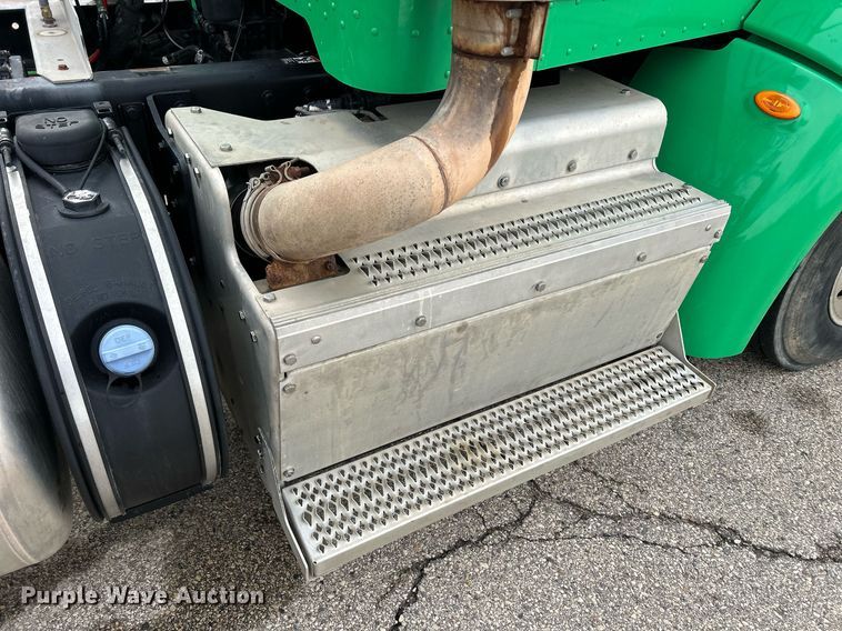 image for item DS0788 2013 Peterbilt  384 semi truck