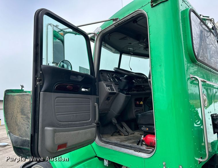 image for item DS0788 2013 Peterbilt  384 semi truck