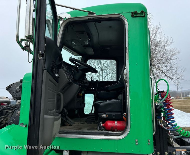 image for item DS0788 2013 Peterbilt  384 semi truck