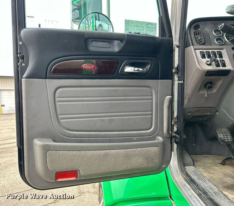 image for item DS0788 2013 Peterbilt  384 semi truck