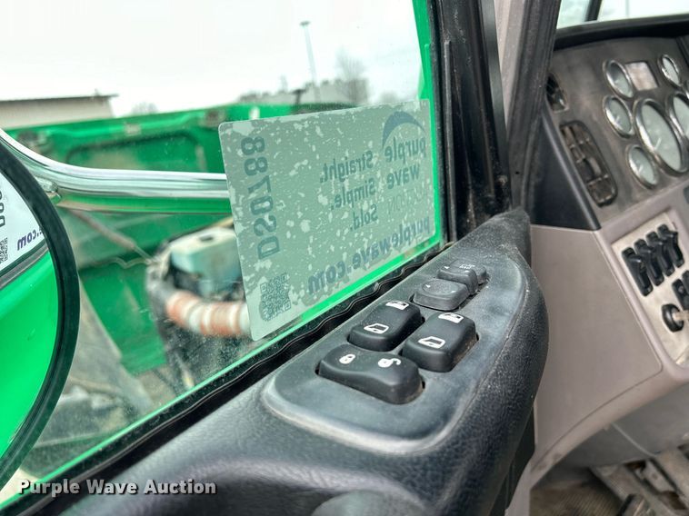 image for item DS0788 2013 Peterbilt  384 semi truck