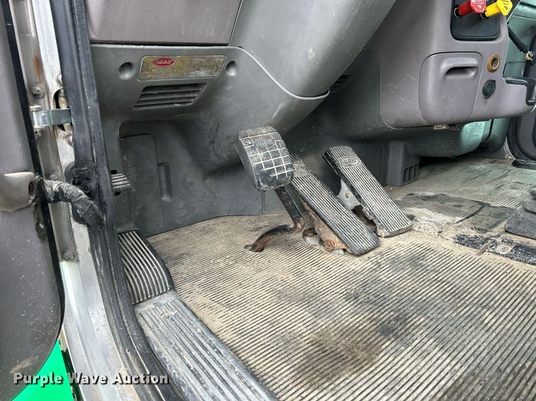 image for item DS0788 2013 Peterbilt  384 semi truck