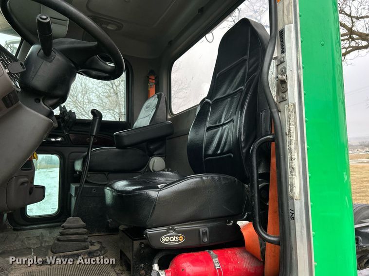 image for item DS0788 2013 Peterbilt  384 semi truck