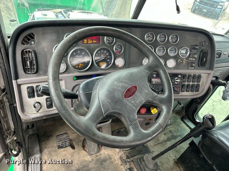 image for item DS0788 2013 Peterbilt  384 semi truck