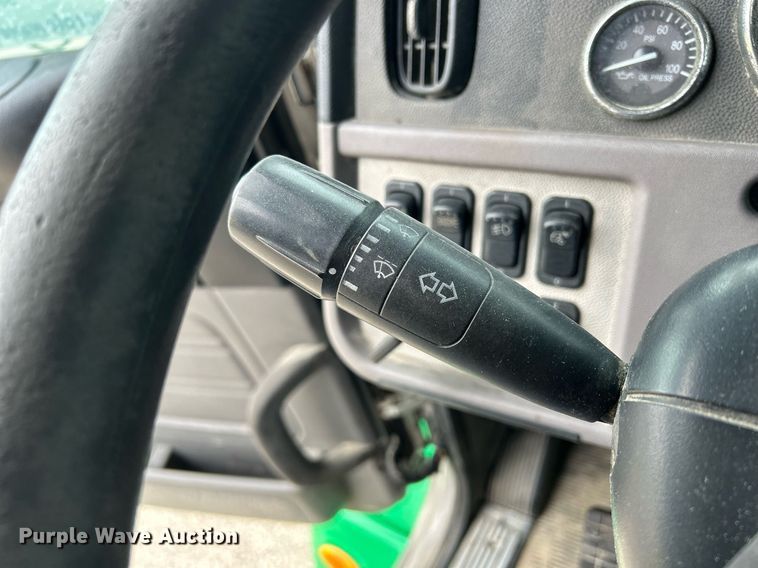 image for item DS0788 2013 Peterbilt  384 semi truck