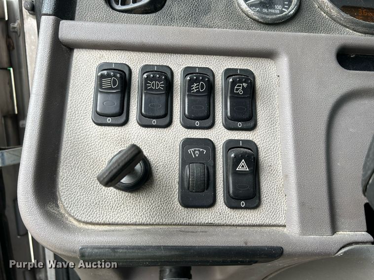 image for item DS0788 2013 Peterbilt  384 semi truck