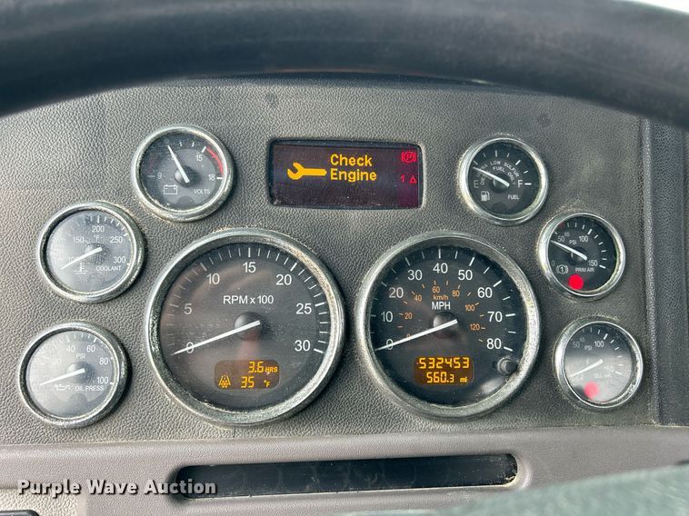 image for item DS0788 2013 Peterbilt  384 semi truck