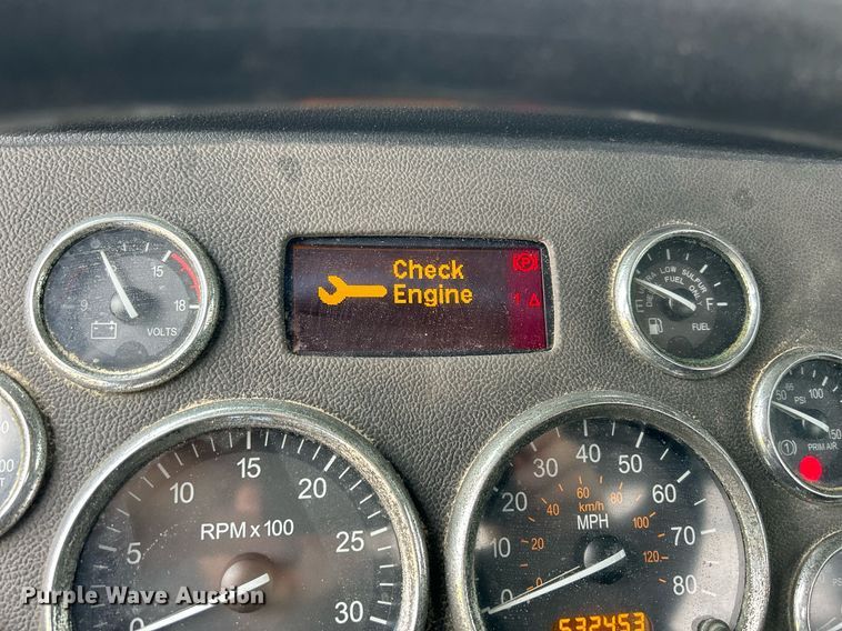 image for item DS0788 2013 Peterbilt  384 semi truck