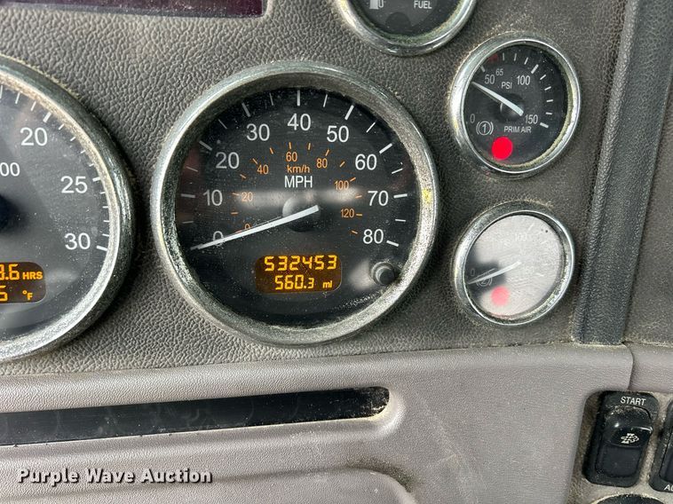 image for item DS0788 2013 Peterbilt  384 semi truck