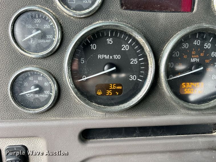 image for item DS0788 2013 Peterbilt  384 semi truck