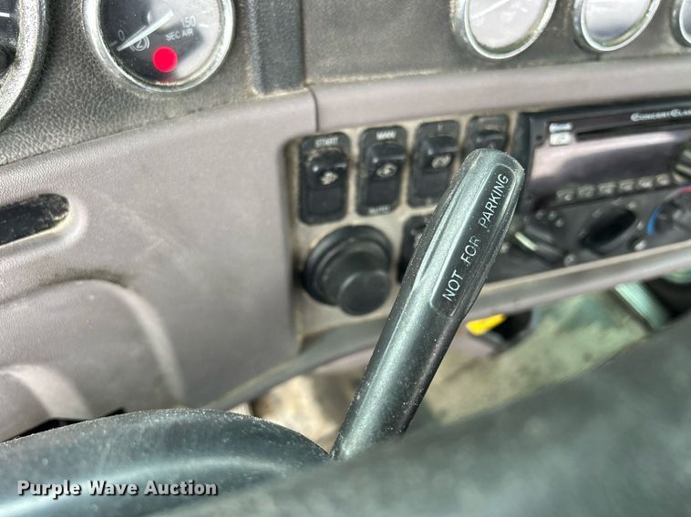 image for item DS0788 2013 Peterbilt  384 semi truck