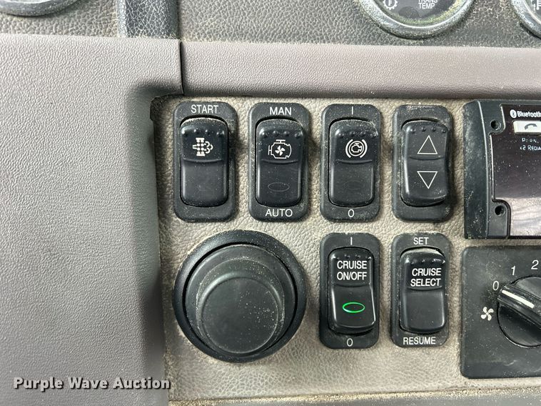 image for item DS0788 2013 Peterbilt  384 semi truck