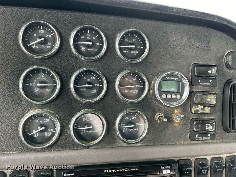 image for item DS0788 2013 Peterbilt  384 semi truck