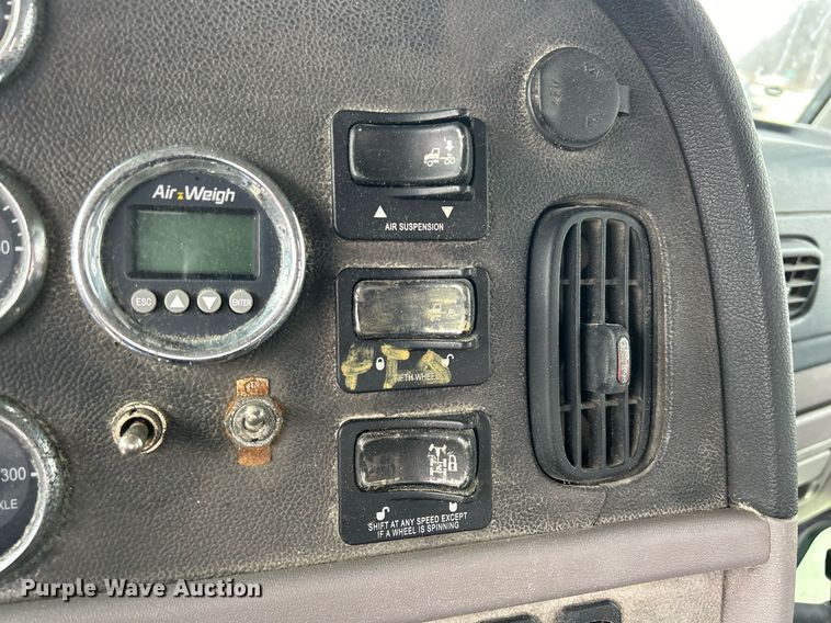 image for item DS0788 2013 Peterbilt  384 semi truck