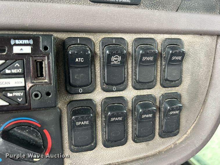 image for item DS0788 2013 Peterbilt  384 semi truck