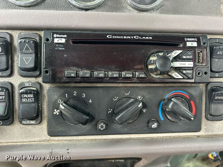 image for item DS0788 2013 Peterbilt  384 semi truck