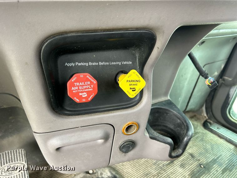 image for item DS0788 2013 Peterbilt  384 semi truck