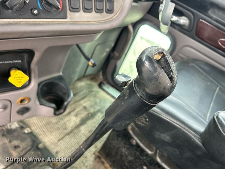 image for item DS0788 2013 Peterbilt  384 semi truck