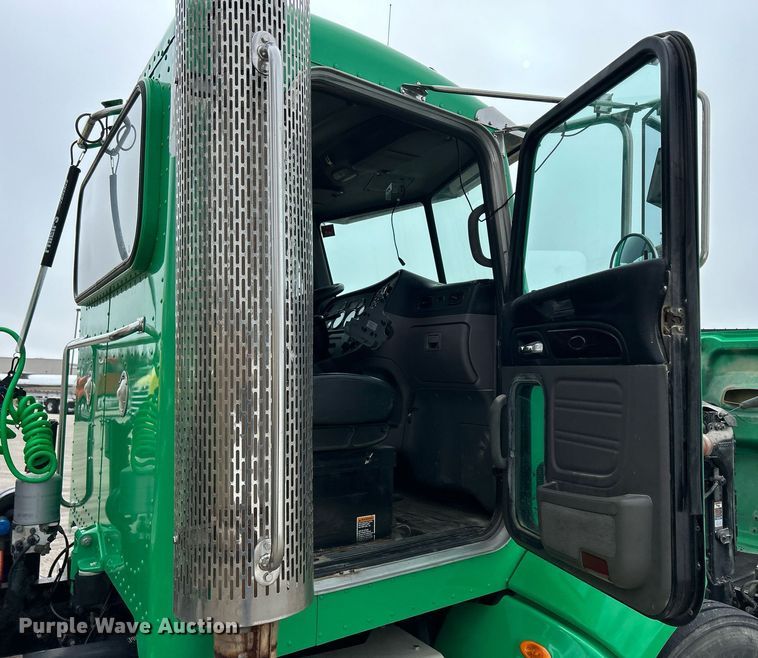 image for item DS0788 2013 Peterbilt  384 semi truck